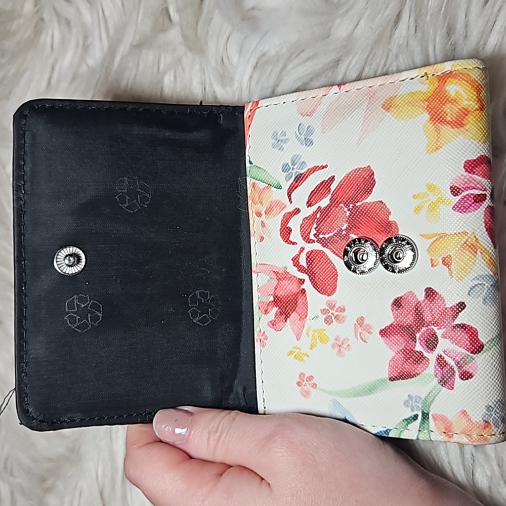 Guang Tong Floral Wallet – White with Colorful Florals - Picture 3 of 5